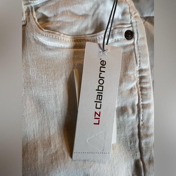 NWT Liz Claiborne white Mid-Rise Sara Crop pants. Women’s size 8. - Picture 7 of 9